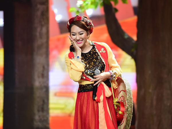 Việt Hương "toát mồ hôi" khi nghe Phi Thanh Vân hát dân ca