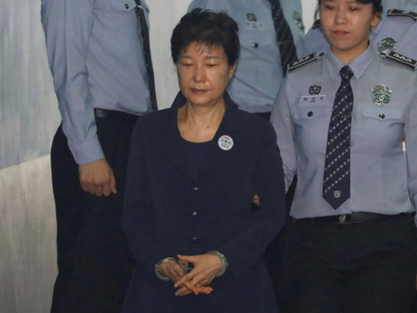 Cựu tổng thống Park Geun Hye bị còng tay trong ngày đầu ra tòa
