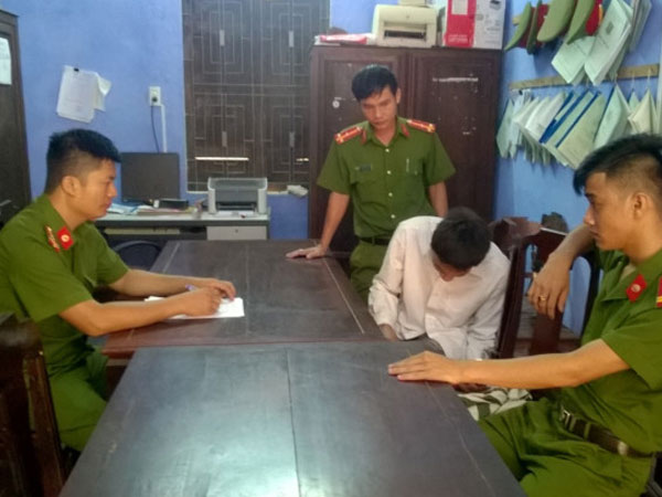 Đâm chết em trai rồi cố thủ trong nhà suốt 6 giờ
