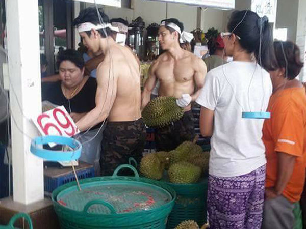 Dàn trai đẹp 6 múi bán... sầu riêng làm xôn xao cả một góc chợ