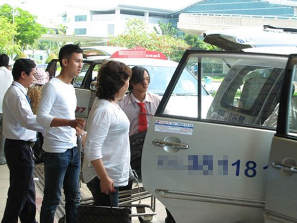 Đi Nội Bài chỉ 150 ngàn: Taxi sân bay thời dìm nhau đến "chết"