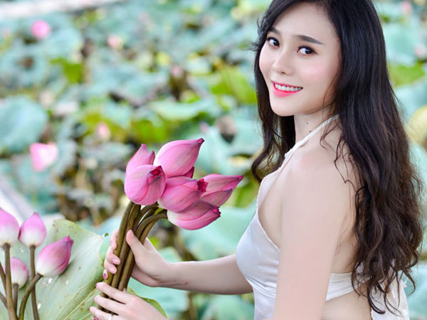 “Gái quê” mặc yếm thắm khoe lưng trần trắng nõn bên sen