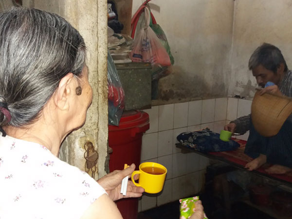 Hà Nội: Giữa thủ đô có một cụ bà 84 tuổi nuôi 2 con tâm thần bằng đồng lương hưu