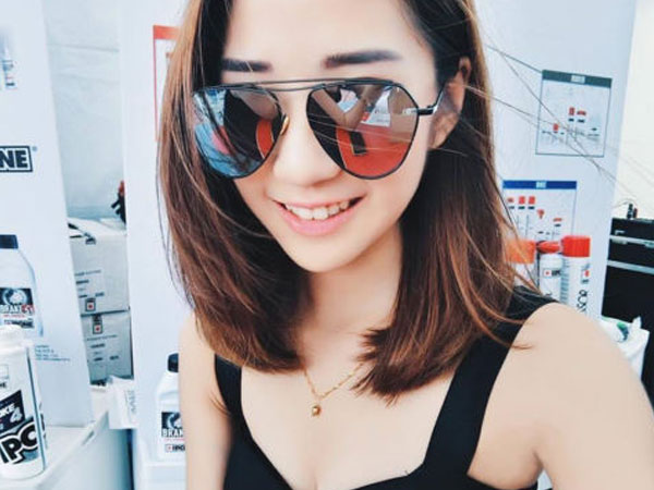 Nữ nhân viên phục vụ bất ngờ nổi tiếng vì xinh như hot girl