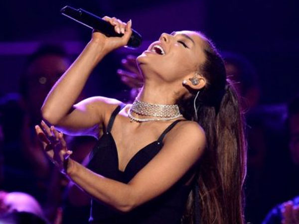 Sao thế giới bàng hoàng trước vụ nổ trong buổi diễn của Adriana Grande ở Manchester