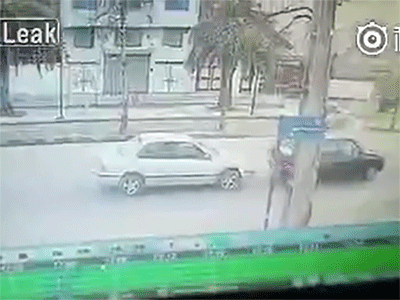 Video: Lái xe máy lộn 360 độ ngồi trên nóc ô tô sau cú đâm cực mạnh