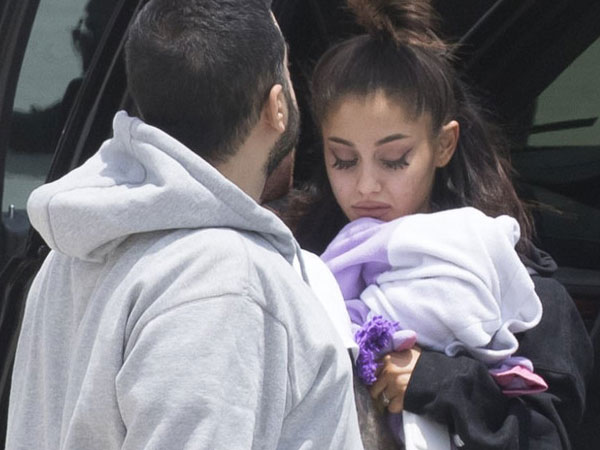 Ariana Grande đau buồn xuất hiện sau vụ nổ bom ở Manchester