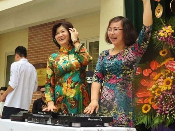 Cô hiệu trưởng lên sân khấu làm DJ trong lễ bế giảng