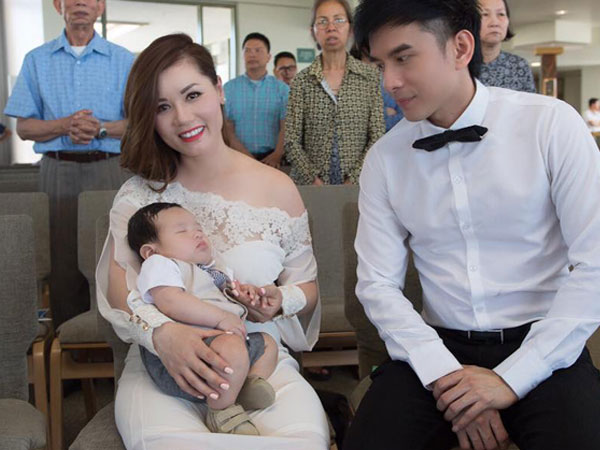 Con trai Đan Trường ngủ say trong lễ rửa tội
