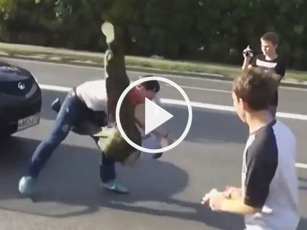 Video: Đi ô tô lên vỉa hè, tài xế hung hăng bị “thanh niên tình nguyện” quật ngã