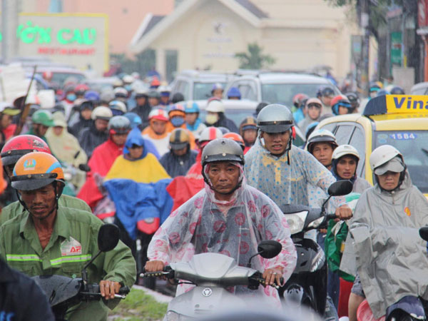 Mưa xối xả, Sài Gòn lại ngập và kẹt xe