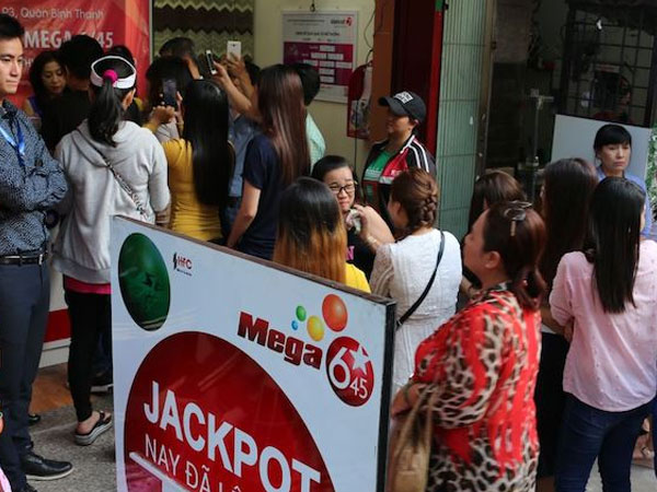 Người chơi hùn tiền mua vé “đón” jackpot trên 100 tỉ, Vietlott nói gì?