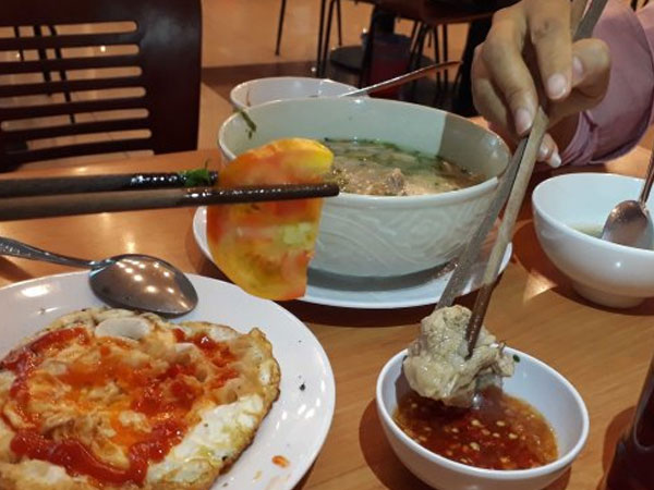 Người Việt ăn thường chấm chung chén nước mắm, coi chừng!