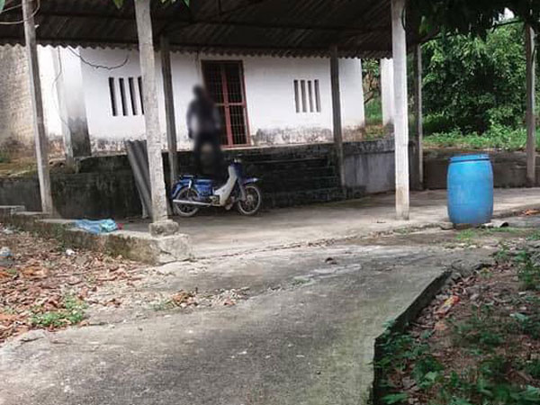 Thanh niên chết nhiều ngày trong tư thế treo cổ ở đình làng