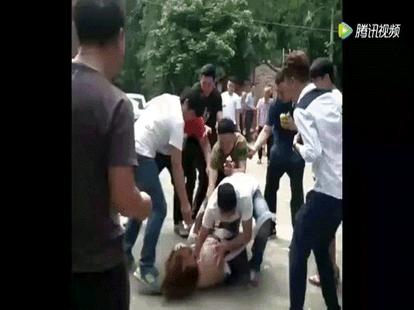 Thấy cô phù dâu xinh đẹp, nhóm bạn của chú rể tranh thủ sàm sỡ tập thể và cái kết đắng