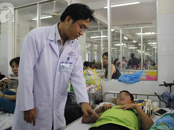 TP.HCM: Ngã xe đạp điện, bé trai 11 tuổi bất ngờ liệt hai chân