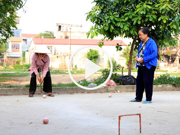 Video: Môn thể thao quý tộc gây "nghiện" với các cụ già ở làng quê
