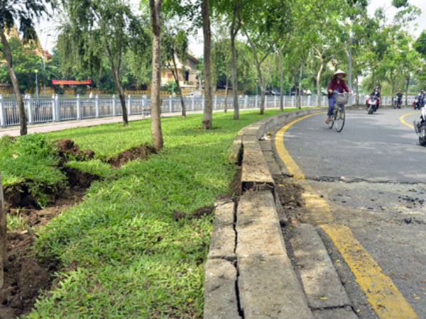 2 hố ga phát nổ, rung chuyển mặt đường Sài Gòn