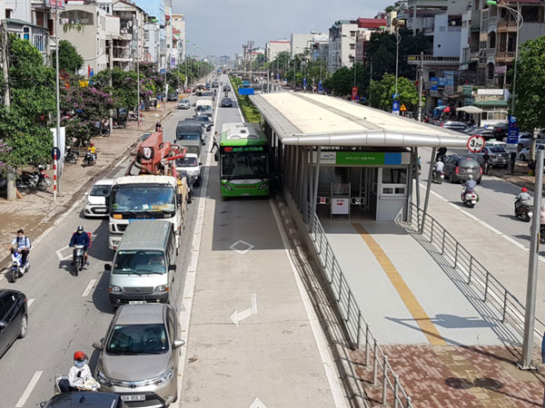 Buýt nhanh BRT sáng chật cứng, trưa vắng hoe