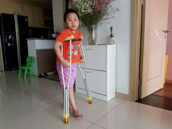 Câu chuyện ứa nước mắt về cậu bé bị gãy chân ở trường Nam Trung Yên