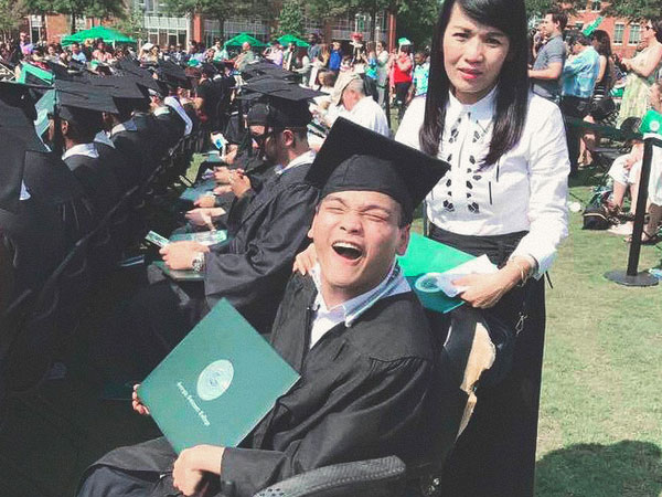 Du học sinh Việt bại não được vinh danh người hùng thầm lặng tại Mỹ nhờ lòng tốt và lối sống truyền cảm hứng