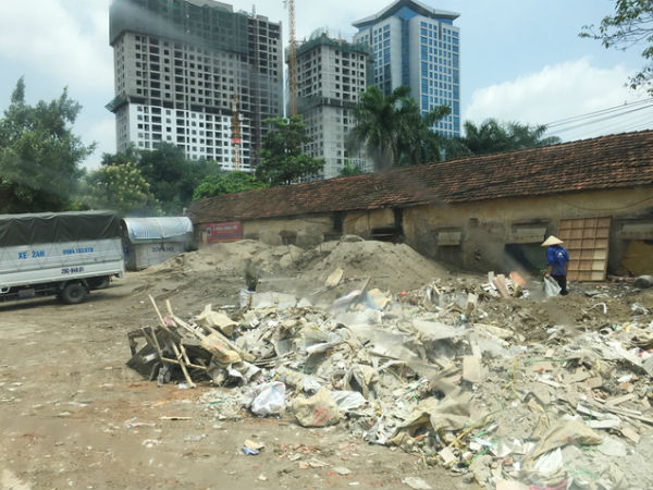 Hà Nội: Dân kêu trời vì bãi tập kết rác thải xây dựng trên vỉa hè