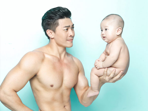 Hoàng tử xiếc Quốc Cơ nâng bổng con trai 5 tháng tuổi bằng một tay