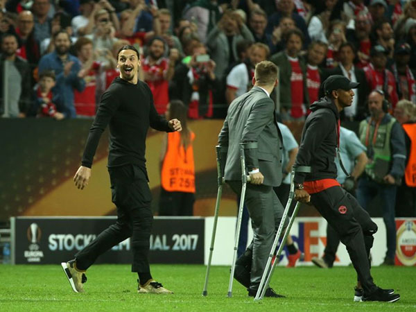 Ibra vứt nạng, chạy ra sân ăn mừng chức vô địch Europa League