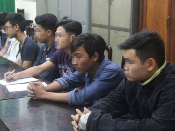 Nhóm thiếu niên dùng gạch đập phá ôtô chỉ... để cho vui