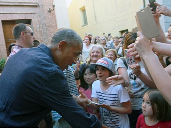 Obama bị "cuốn đi" giữa dòng người hâm mộ ở Italy