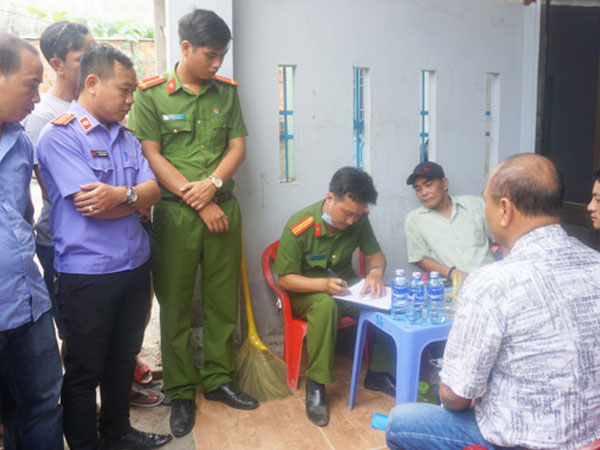 Phát hiện thi thể người đàn ông chết ngồi, cổ quấn dây thắt lưng