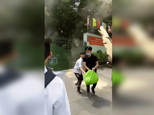 Sau lễ bế giảng, nhóm học sinh cấp 3 ở Sài Gòn thi nhau ném "bom" sơn, bột màu vào trong sân trường