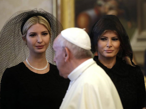Vì sao bà Melania trùm đầu khi gặp Giáo hoàng?