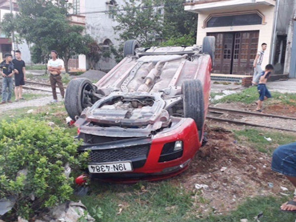 Xế hộp đâm xe máy rồi lật ngửa giữa đường, 5 người bị thương