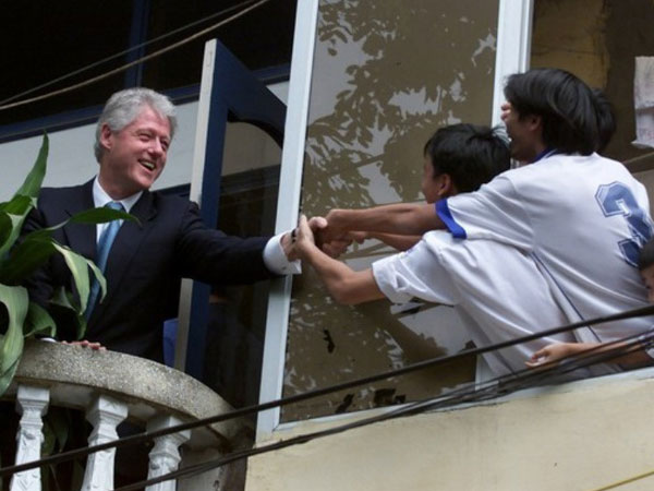 22 năm Việt - Mỹ: Từ cái bắt tay của Bill Clinton đến bún chả Obama