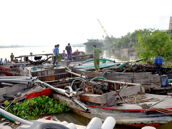 Buộc 6 ghe bơm cát trả lại lòng sông ngay lập tức