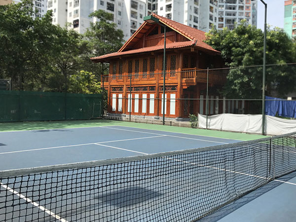 Cận cảnh nhà sàn, sân tennis “mọc” giữa sân trường tại Thủ đô