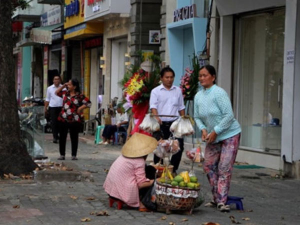 Chủ tịch quận 1: "Bán vỉa hè Sài Gòn vài giờ lời 500-800 ngàn"