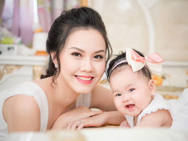 Đậu Thị Hồng Phúc tái xuất cùng con gái đáng yêu sau 5 năm "ở ẩn"