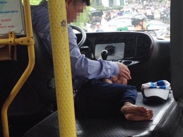 Hình ảnh đẹp: Cậu bé ngủ ngon lành trên xe bus, bên cạnh vô lăng của cha...