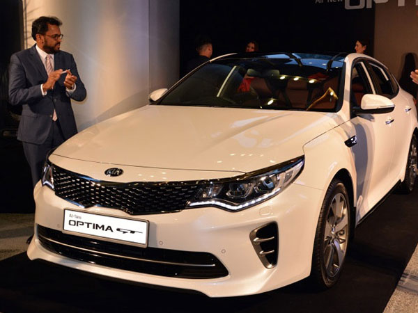 Kia Optima GT 2017 có giá 953 triệu đồng