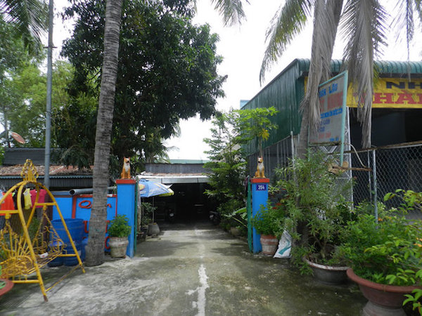 Nghi phạm mê bài bạc tưới xăng thiêu sống vợ