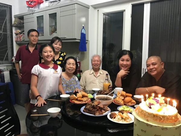 NSND Hồng Vân mừng tuổi 51 bên gia đình