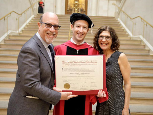 Ông chủ Facebook nhận bằng tốt nghiệp Harvard sau 12 năm bỏ học