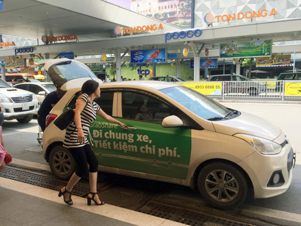 Tài xế Uber, Grab cũng bỏ nghề, ôm nợ