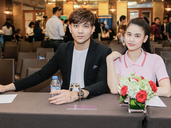 Tim và Trương Quỳnh Anh tình tứ sánh đôi trong sự kiện