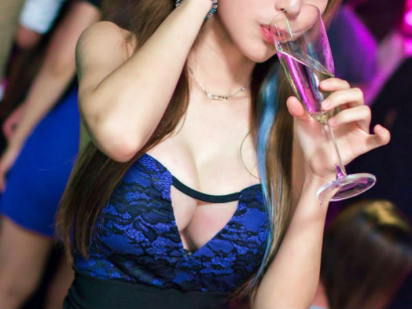 Sàn nhảy hỗn loạn khi một cô gái bất ngờ nổ tung ngực