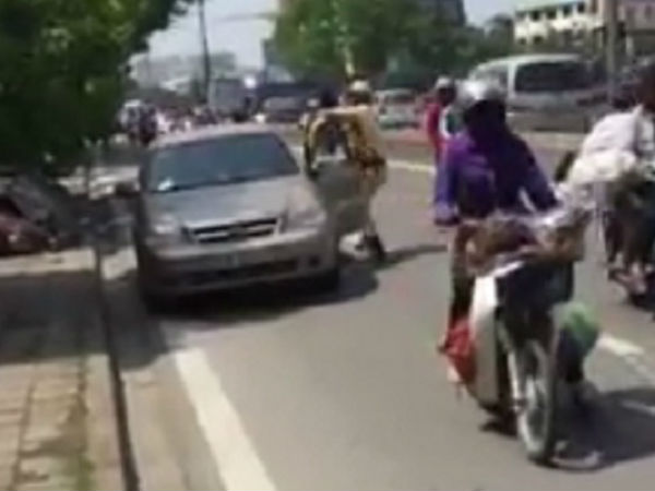 Video: CSGT bất ngờ khống chế lái xe giữa phố Hà Nội