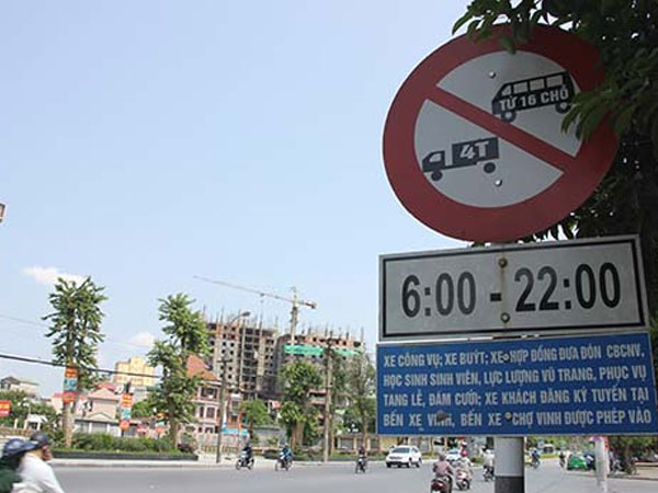 Biển cấm đã "hết hiệu lực" vẫn được cắm cả trăm cái tại TP.Vinh