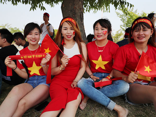 CĐV Việt Nam "bủa vây" sân Jeonju